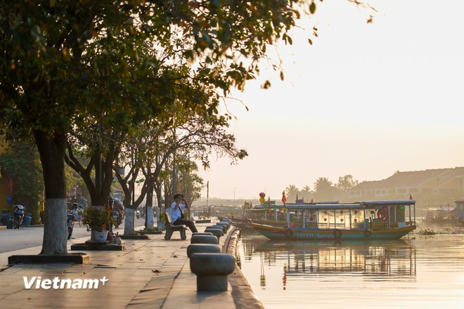 Хойан на рассвете — это не только зрелище, но и чувство. Чувство живого наследия, которое тихо и стойко продолжает существовать за пределами туристической славы (Фото: Вьетнам+)