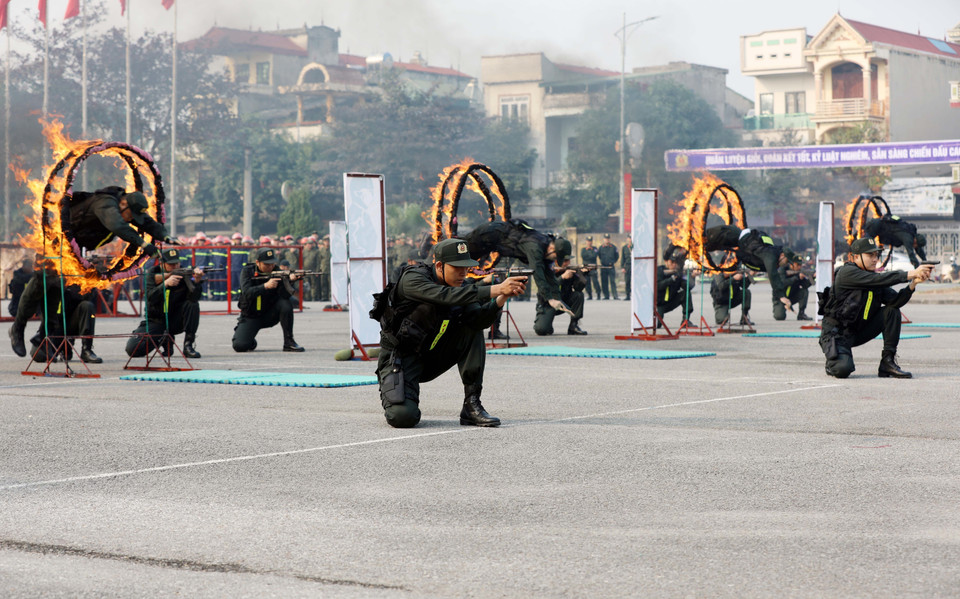 Занятия по огневой подготовке с ведением манёвренного боя, а также практическая отработка техники штурмового проникновения в здания проводятся строго организованно, с обеспечением безопасности, высокой точности и в полном соответствии с реальными требованиями служебных задач (Фото: ВИА)