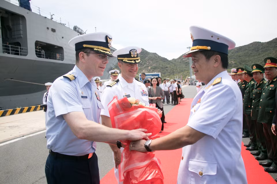 8 июля 2024 года корабль ВМС США USS Blue Ridge и корабль Береговой охраны США Waesche прибыли в Международный порт Камрань (провинция Кханьхоа), начав официальный визит в рамках сотрудничества (Фото: ВИА)