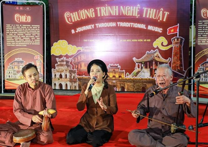 Выступление традиционного искусства в пространстве старого квартала (Фото: ВИА)