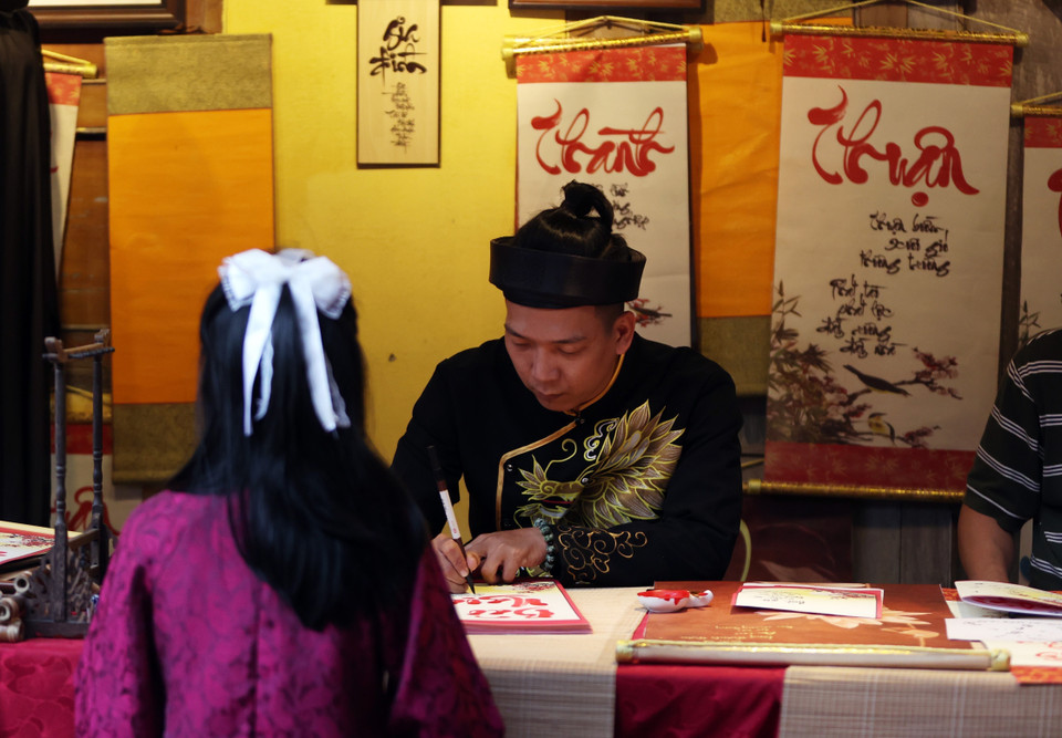 Туристы посещают экспозицию и знакомятся с традициями празднования Тэта у вьетнамцев (Фото: ВИА)