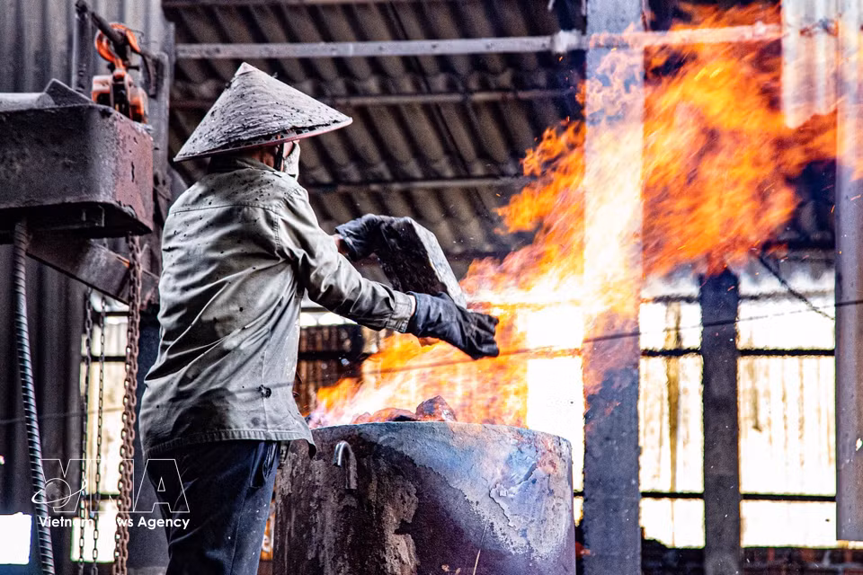 Чугун плавится в печи при температуре около 1200–1500°C до полного расплавления (Фото: Ха Ань)