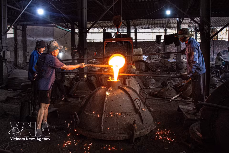 Процесс заливки расплавленного чугуна в литейные формы (Фото: Ха Ань)