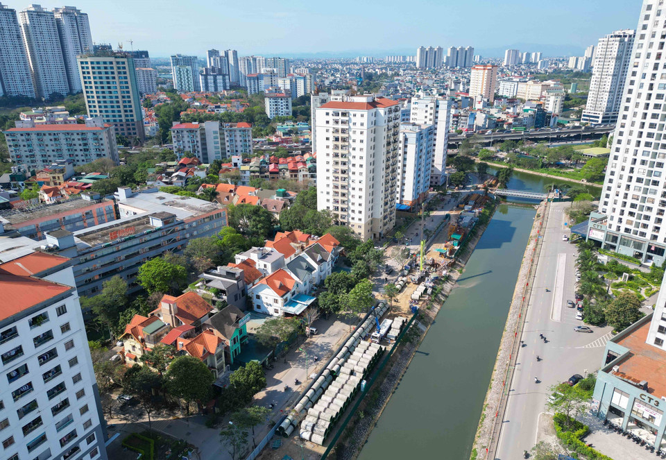 Коллекторная линия вдоль реки Лы представляет собой систему подземных труб, проложенных методом продавливания под руслом реки и под землёй. Строительство ведётся от начальной точки у озера Садан до района улицы Чыонгдинь, общая протяжённость составляет более 3 900 м (Фото: ВИА)