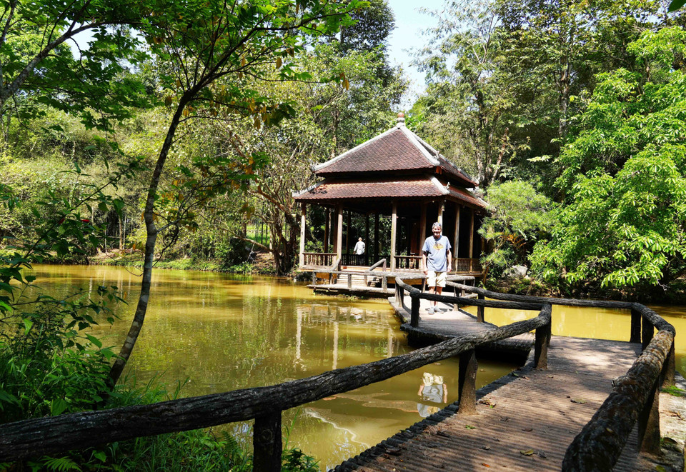Место отдыха и пешеходный мостик над прудом с рыбой на территории пагоды Ты-хьеу (Фото: ВИА)