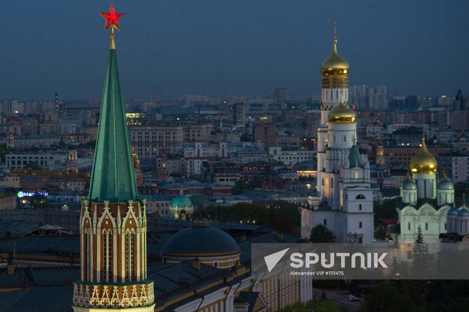 Вид на Никольскую башню, колокольню Ивана Великого и Архангельский собор в Кремле (Фото: Спутник)