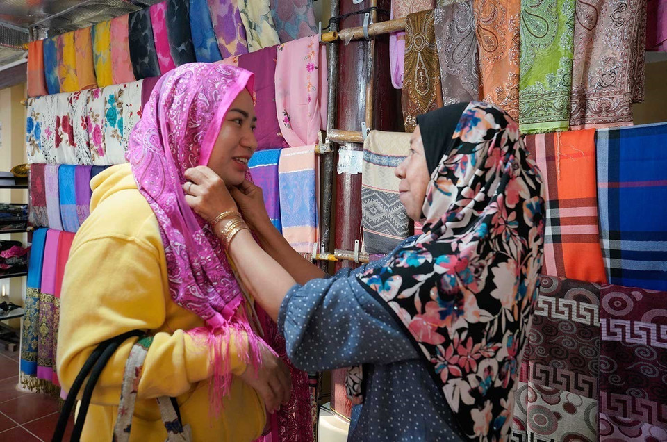 Ткацкая деревня Чауфонг (община Чауфонг) — объект культурного туризма народа чам, где туристы знакомятся с традиционным искусством ткачества парчи и узнают о жизни общины чамов (Фото: ВИА)