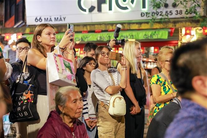 Иностранные туристы также с большим интересом наслаждаются традиционными выступлениями (Фото: ВИА)