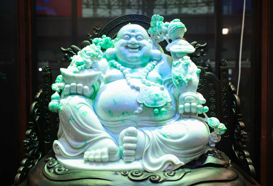 Крупноформатная скульптурная работа из жадеита, представленная на ярмарке (Фото: ВИА)