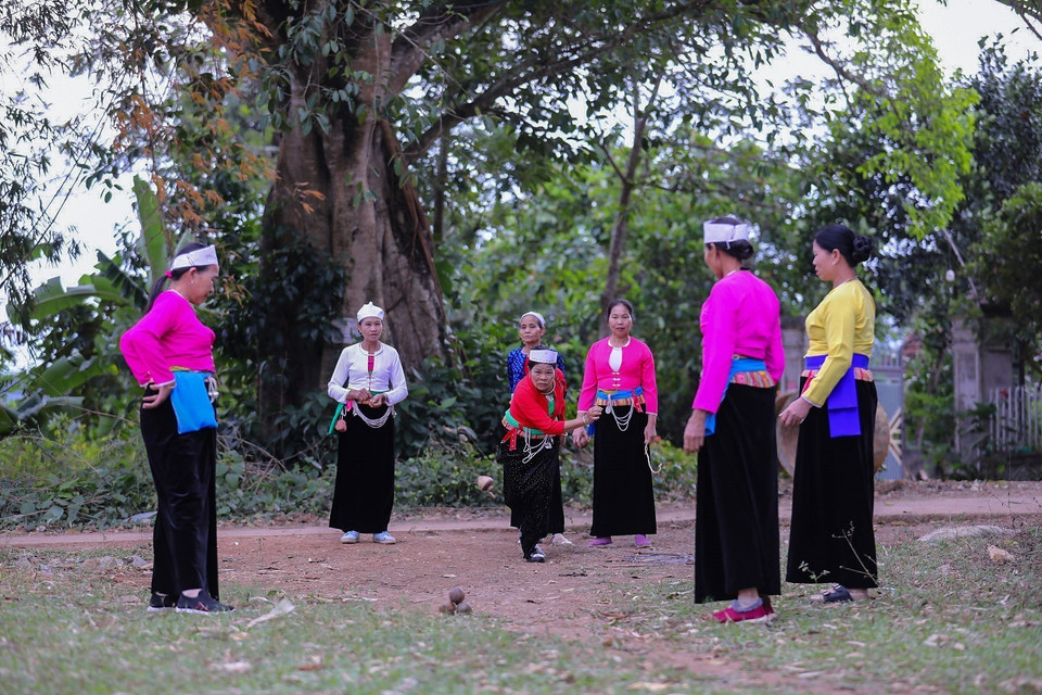 Игра «бросание ку» обычно проводится между двумя группами или командами (Фото: ВИА)