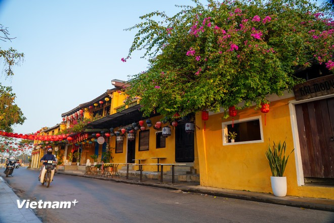 Покой ощущается на каждой улице, пока магазины ещё закрыты (Фото: Вьетнам+)