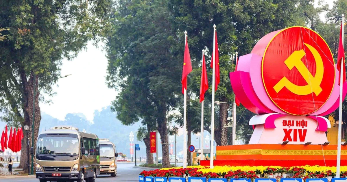 Улицы Ханоя в красном убранстве накануне XIV Всевьетнамского партийного съезда