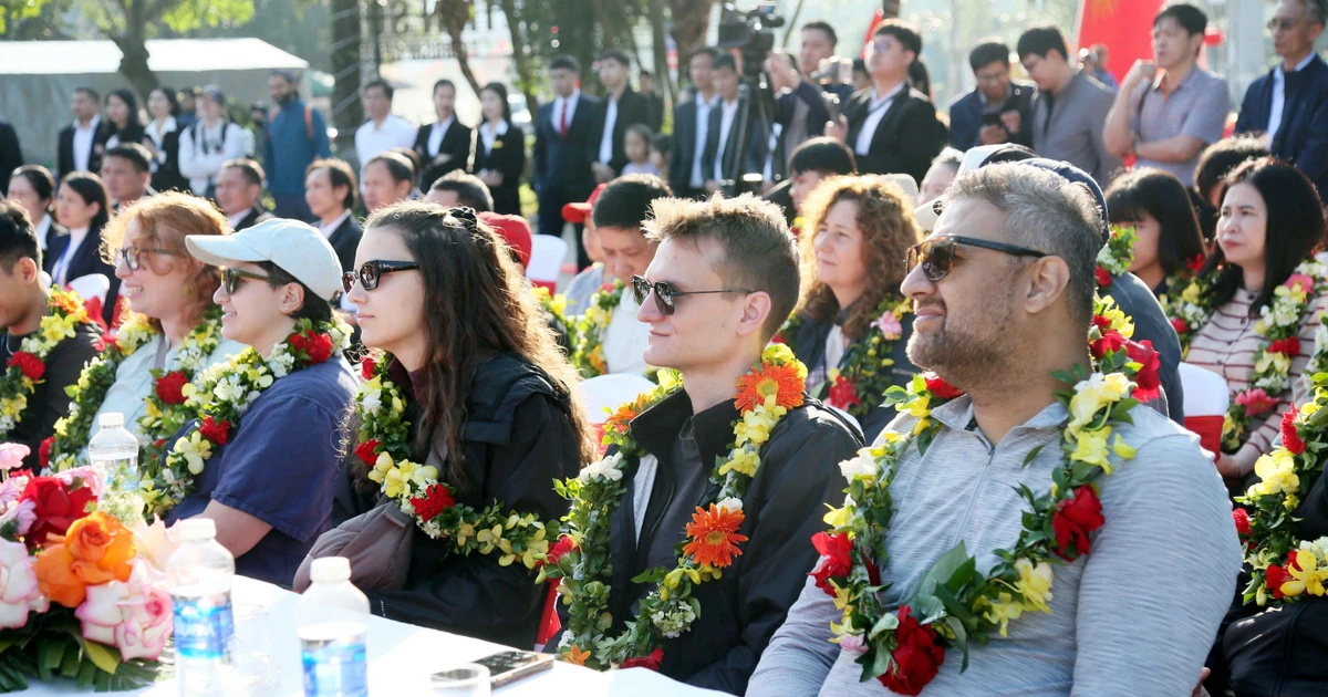 Иностранные туристы посещают Объект всемирного природного наследия Фонгня — Кебанг в 2026 году. Фото: ВИА