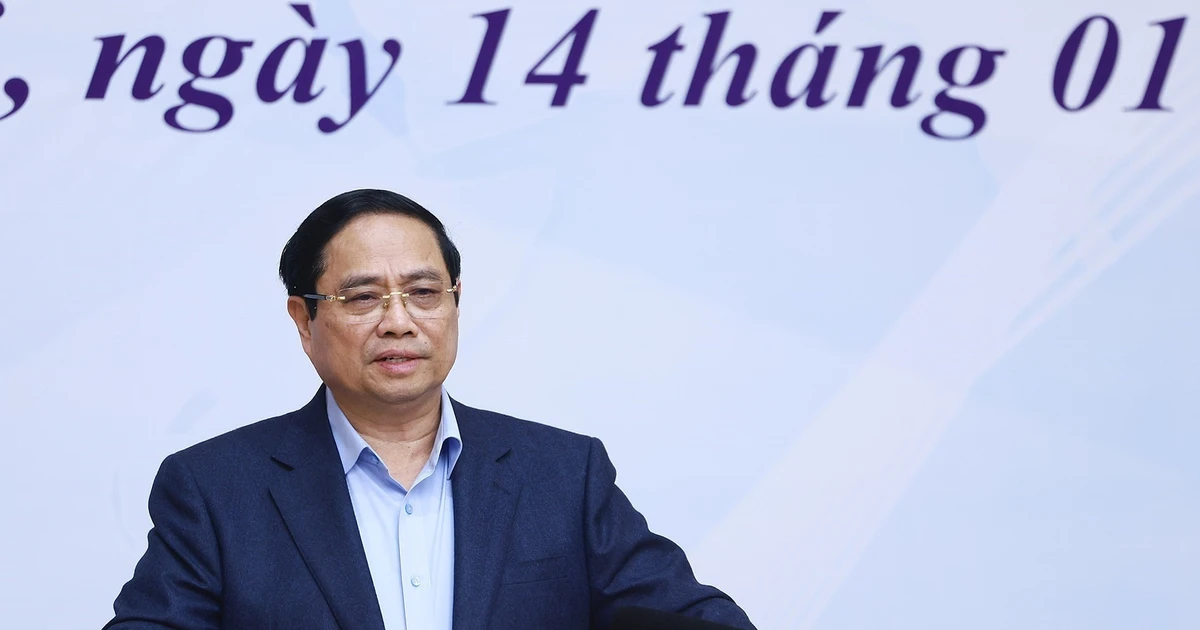 Премьер-министр Фам Минь Тьинь выступает с речью.