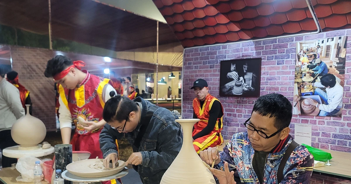 Мастер-керамист из деревни Батчанг представляет изделия на церемонии вручения сертификатов о признании двух ремесленных деревень — керамико-фарфоровой деревни Батчанг и деревни шелкоткачества Ванфук — членами Всемирной сети креативных ремесленных городов, а также в рамках мероприятия по экспонированию, демонстрации и созданию художественных ремесленных изделий Ханоя 2025 года. Фото: ВИА