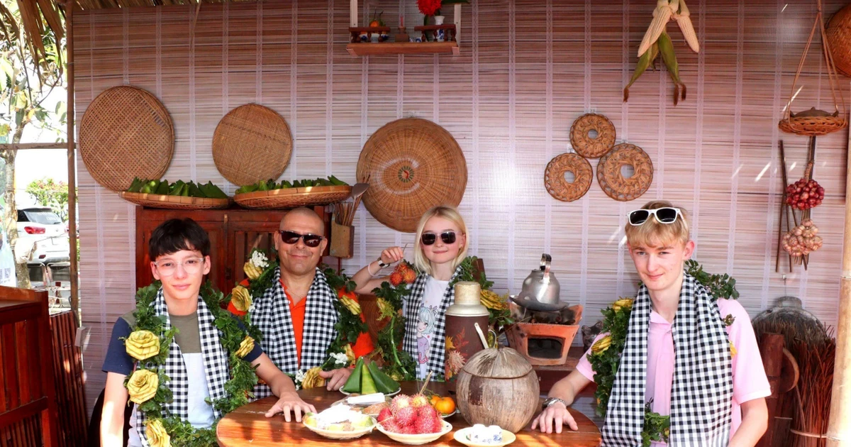 Туристы фотографируются в пространстве «Старая кухня», воссоздающем традиционный быт жителей Южного Вьетнама. Фото: ВИА