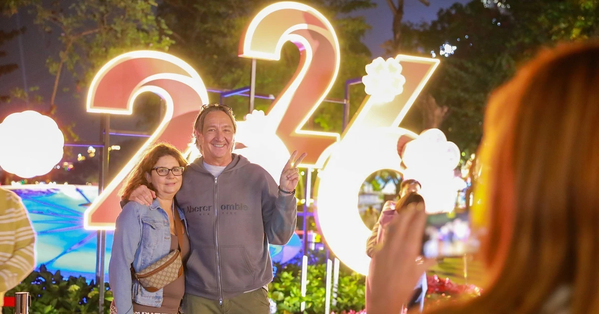 Иностранцы с воодушевлением встречают Новый 2026 год в Ханое