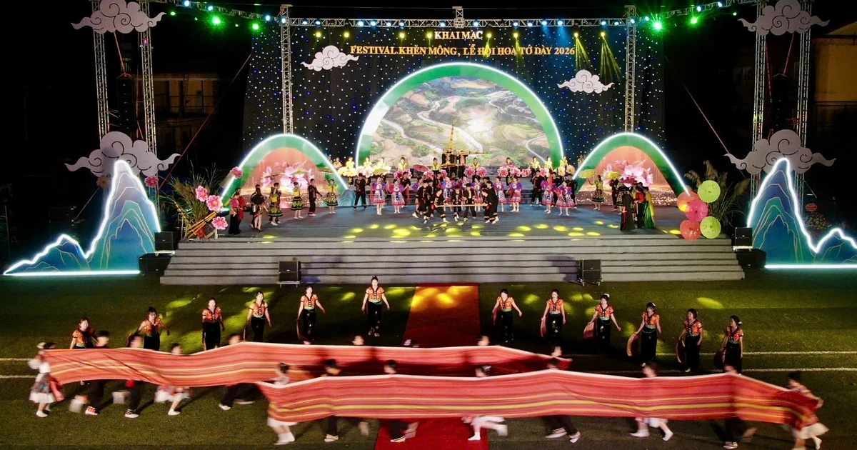 Кульминацией нынешнего фестиваля стала праздничная художественная программа под названием «Праздник Кхена и цветов», а также массовое синхронное выступление с участием 500 исполнителей. Фото: ВИА