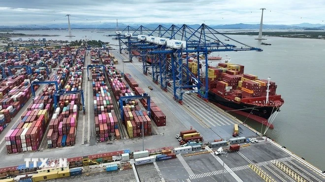 Экспортно-импортные грузы в контейнерном порту Лачхуен, город Хайфон. (Фото: ВИА)