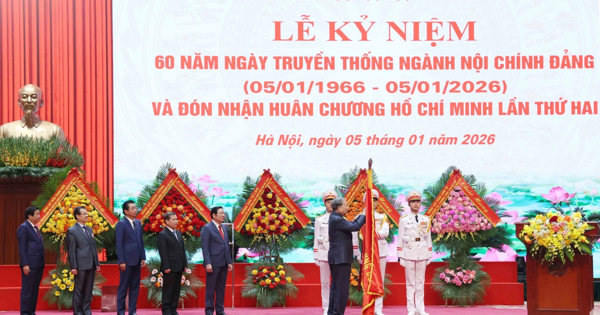 Генеральный секретарь То Лам прикрепляет орден Хо Ши Мина к Традиционному знамени Отдела ЦК КПВ по внутренним делам. (Фото: ВИА)