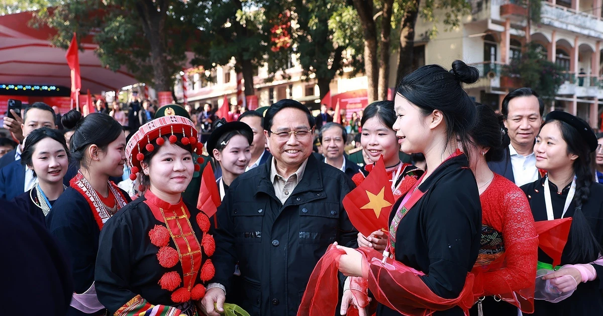 Премьер-министр Фам Минь Тьинь с учениками Средней школы для учащихся горных районов Вьетбак (Тхайнгуен). (Фото: ВИА)