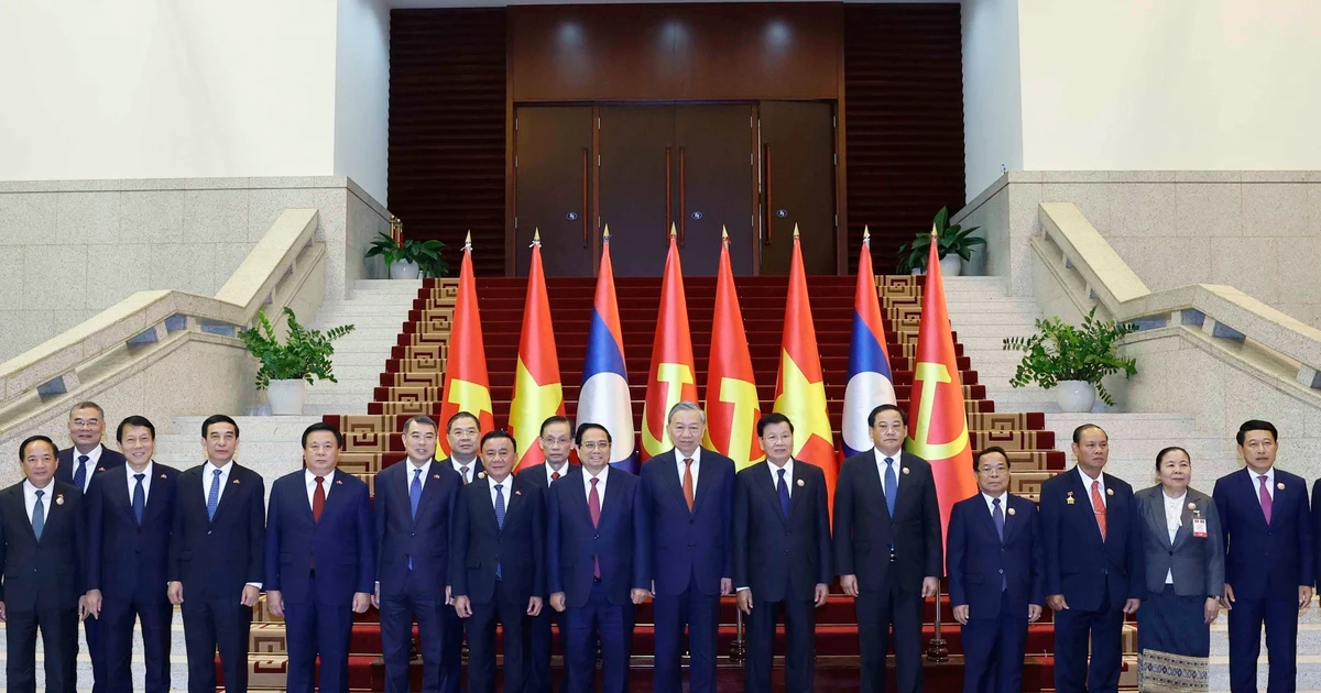 Генеральный секретарь То Лам и Генеральный секретарь, Президент государства Лаоса Тхонглун Сисулит совместно председательствуют на встрече на высшем уровне между Коммунистической партией Вьетнама (КПВ) и Народно-революционной партией Лаоса 2 декабря 2025 года. Фото: ВИА