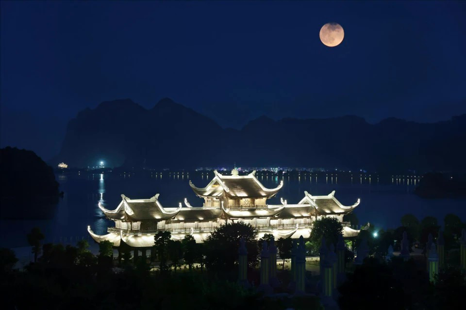 Подсвеченная пагода Тамчук светится ночью. (Фото: ВИА)