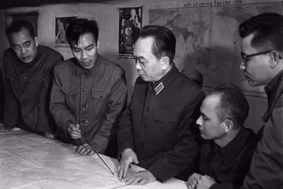 30 декабря 1972 года генерал Во Нгуен Зиап посетил командование противовоздушной обороны и военно-воздушных сил, которые вместе с народом и вооруженными силами Ханоя отразили стратегические воздушные налеты США на Ханой. (Фото: ВНА)