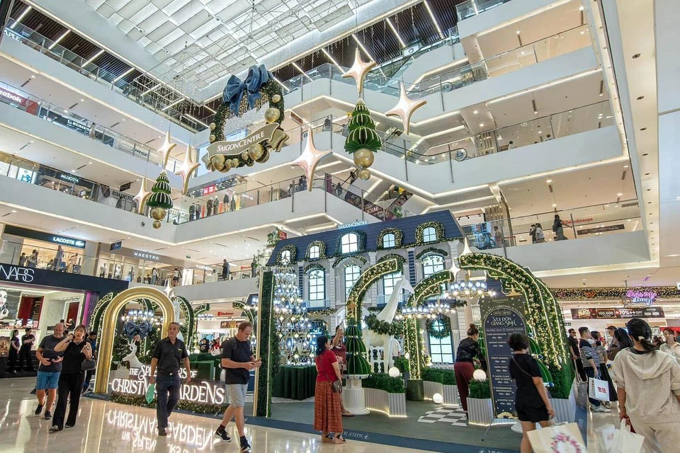 Миниатюрная витрина в торговом центре создает атмосферу праздника и дарит гостям рождественское настроение. (Фото: ВИА)