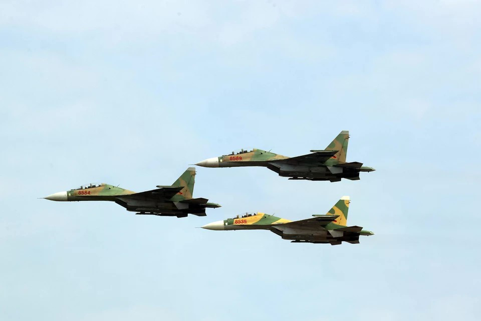 Эскадрилья истребителей Су-30МК2 ВВС Вьетнама демонстрирует воздушное шоу на Международной выставке вооружений Вьетнама 2024.(Фото: ВИА)