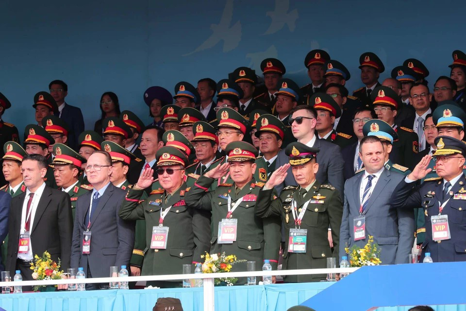 Представители Министерства национальной обороны, военные атташе из разных стран и международных организаций приняли участие в церемонии открытия Международной выставке вооружений Вьетнама 2024. (Фото: ВИА)