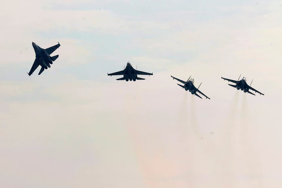 Эскадрилья истребителей Су-30МК2 ВВС Вьетнама демонстрирует воздушное шоу на Международной выставке вооружений Вьетнама 2024. (Фото: ВИА)