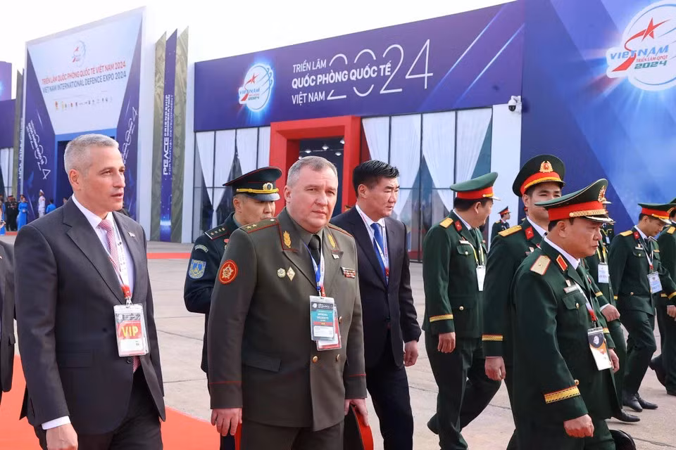 Международные делегаты на Международной оборонной выставке Вьетнама 2024. (Фото: Ван Зиеп/ВИА)
