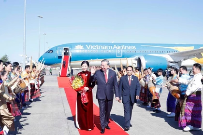 Генерального секретаря Партии То Лама и его супругу Нго Фыонг Ли приветствуют в международном аэропорту Ваттай. (Фото: ВИА) 