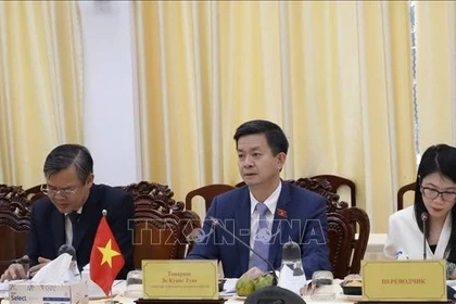 Секретарь партийного комитета города Кан Тхо Ле Куанг Тунг (в центре) выступает на рабочей встрече с делегацией Совета Федерации Федерального Собрания России. (Фото: ВИA) 