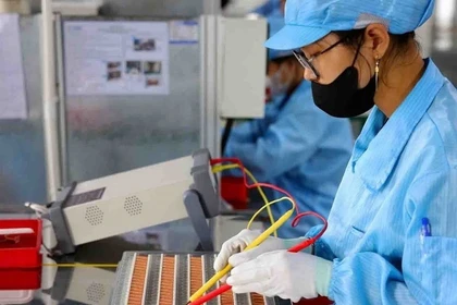 Рабочие производят электронные компоненты. (Фото: ВИА) 