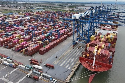 Погрузка экспортных товаров в Международном контейнерном порту Хайфонга, город Хайфонг. (Фото: BИA) 