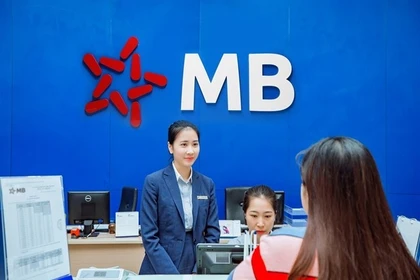 Банки, в том числе MB Bank, выпустили предупреждения о мошенничестве, совершаемом через социальные сети, такие как Zalo и Facebook, где преступники выдают себя за знакомых. (Фото: предоставлено MB Bank) 