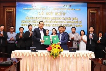 Руководители Народного комитета провинции Тайнинь и акционерного общества «Тхань Тхань Конг – Бьенхоа» (TTC AgriS) подписывают меморандум о взаимопонимании по всеобъемлющему сотрудничеству в сфере сельского хозяйства. (Фото: ВИА) 