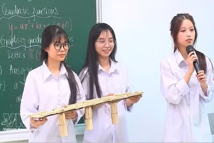 Учащиеся на уроке математики, который проводится на иностранном языке с использованием моделей в средней школе «Хонг Куанг» в районе Ле Тхань Нги города Хайфон. (Фото: ВИA) 