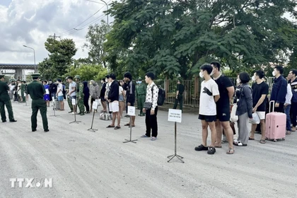 Граждане Вьетнама, переданные властями Камбоджи на Международном пограничном пункте Диньба, община Таньхоко, провинция Донгтхап. (Фото: ВИA)
