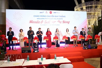 Руководители города Дананг и делегаты на церемонии открытия двух новых международных авиамаршрутов из Манилы и Бали в Дананг. Фото: ВИА. 