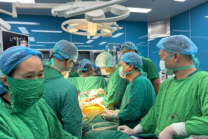 Вьетнамские врачи проводят трансплатацию легких пациенту. Фото: Vietnam+