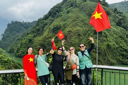 Иностранные туристы фотографируются вместе с местными жителями. Фото: ВИА. 