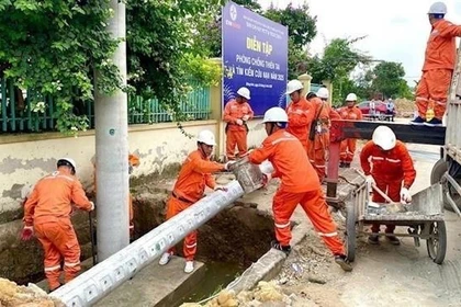EVNHANOI проводит учения по обеспечению безопасности электросетей в условиях сложных погодных условий, таких как штормы и наводнения. (Фото: ВИA)