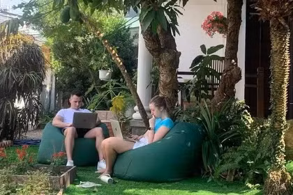 Иностранцы в коворкинг-пространстве в Дананге. (Фото предоставлено Coworking Danang) 