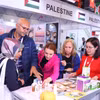 Делегаты посещают стенд кооператива «Зелёный Ханой» на выставке Halal Expo 2025 (Фото: ВИА)