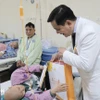 Руководство онкологической больницы K вручает подарки пациентам, проходящим лечение в больнице. 