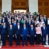 Премьер-министр Фам Минь Тьинь и делегаты с руководителями японских предприятий, инвестирующих во Вьетнам (Фото: ВИА)