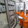 Проверка коммутационного оборудования перед проведением технического обслуживания и ремонта на подстанции 110 кВ промышленного парка WHA в общине Чунглок, провинция Нгеан (Фото: ВИА)